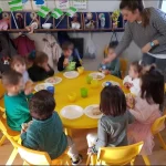 niños del centro infantil Goofy desayunando por el Día de Andalucía