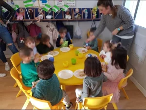 niños del centro infantil Goofy desayunando por el Día de Andalucía