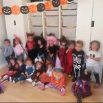 Niños disfrazados por Halloween en el centro infantil goofy