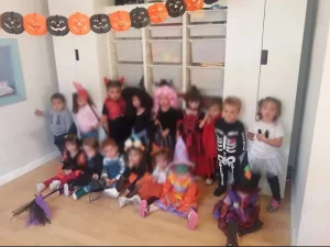 Niños disfrazados por Halloween en el centro infantil goofy