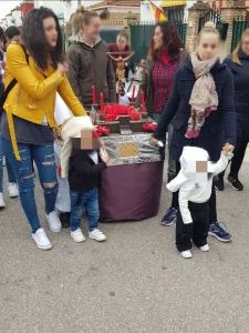 Madres y niños llevando paso de Semana Santa en centro infantil Goofy